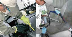 車内をクリーニングする様子